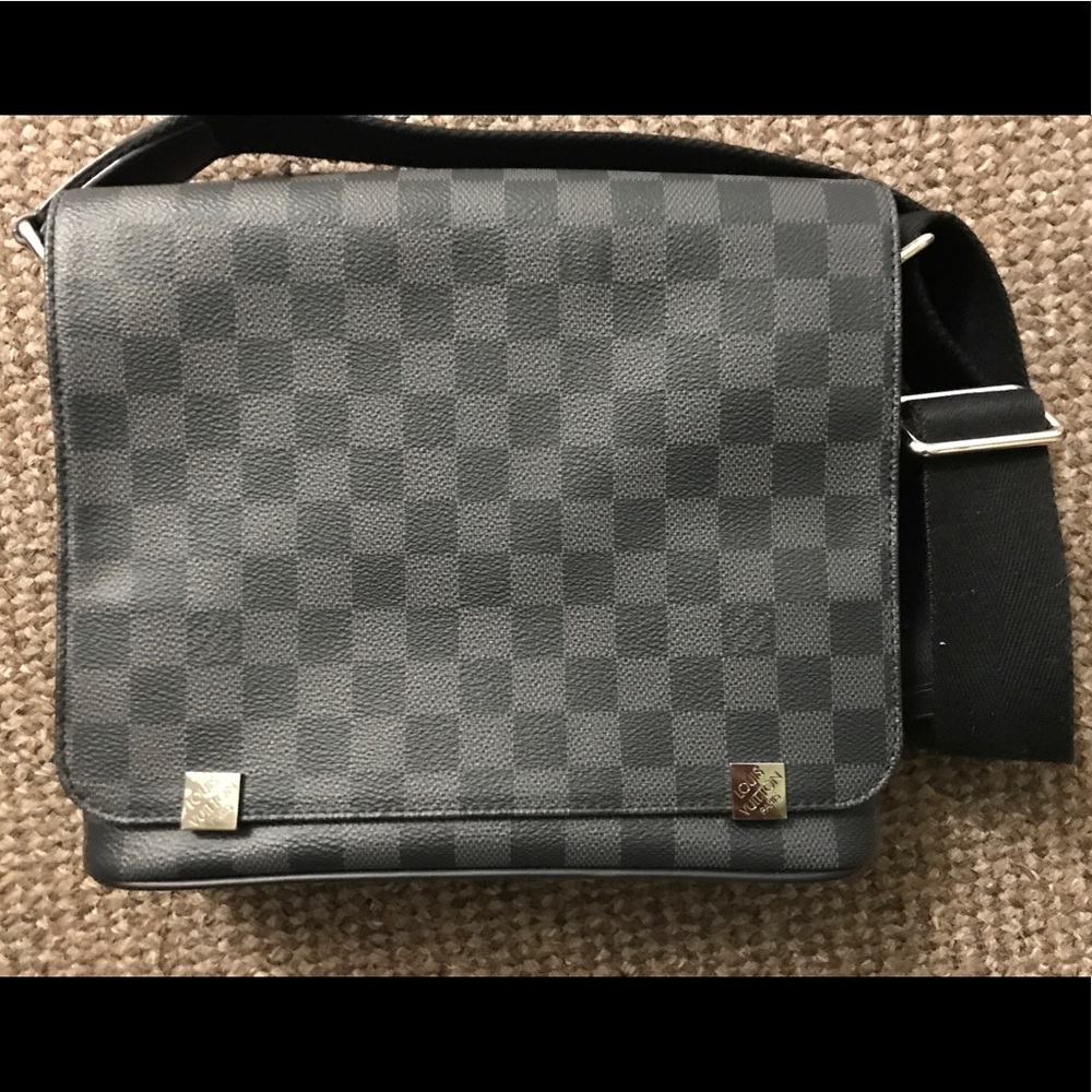 Louis Vuitton messenger bag (District PM)